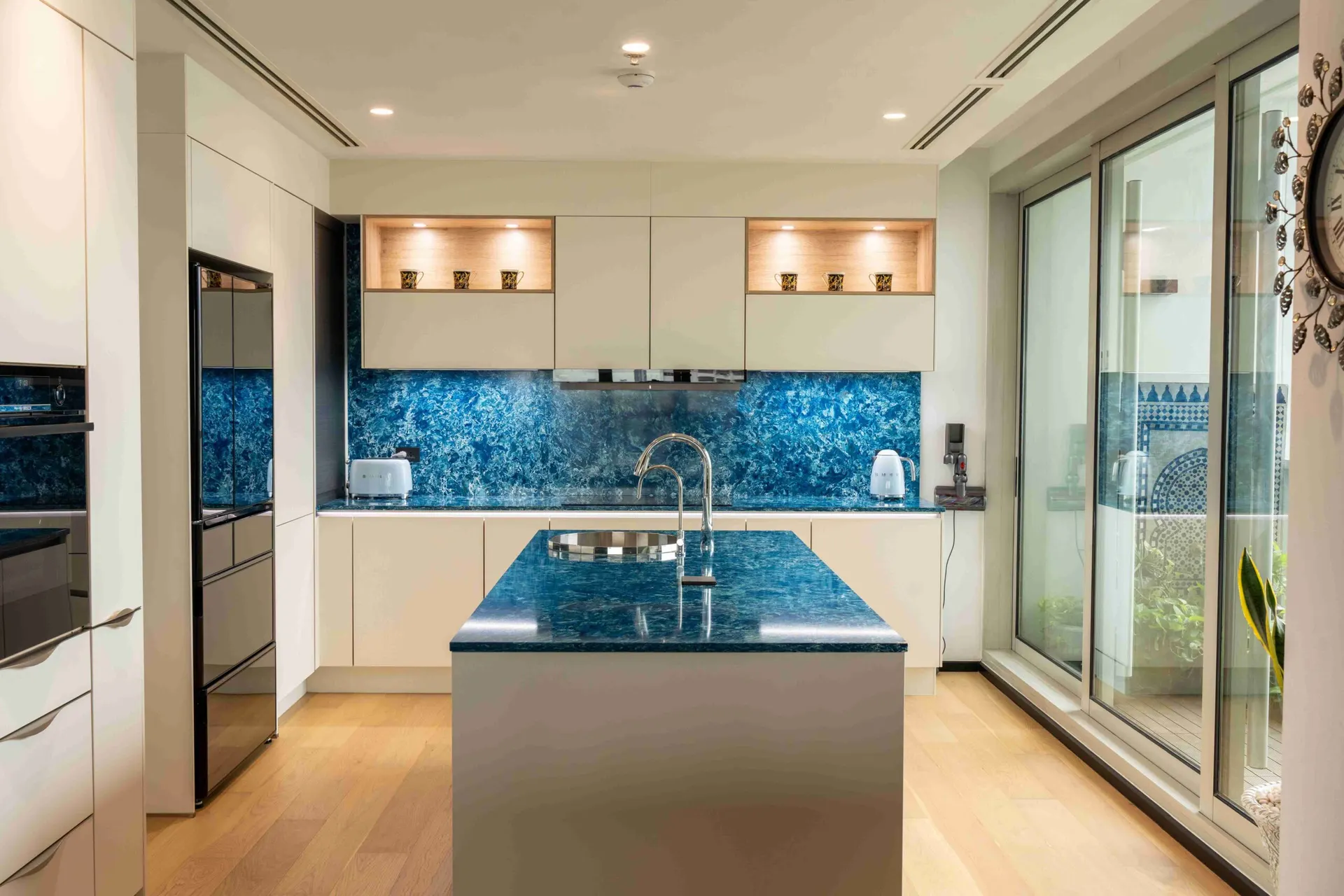 Elegant kitchen with contrasting tones overlooking the city
